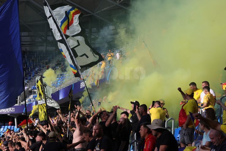 Fumigene aprinse de ultrașii de la Uniți sub tricolor la meciul Spania - România, de la Euro U21. Foto: Ionuț Iordache (GSP.RO)