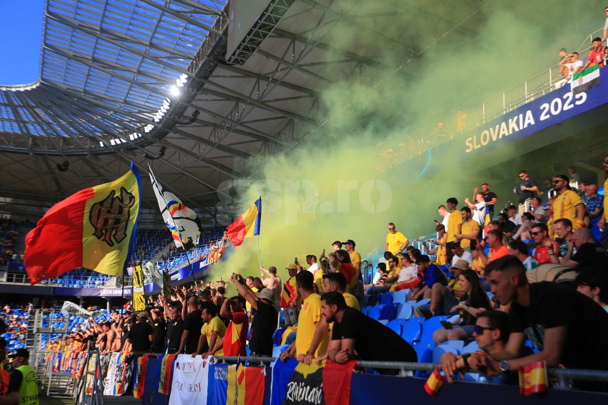 Au „colorat” stadionul din Bratislava! Ultrașii de la „Uniți sub tricolor”, show cu zeci de fumigene la meciul cu Spania