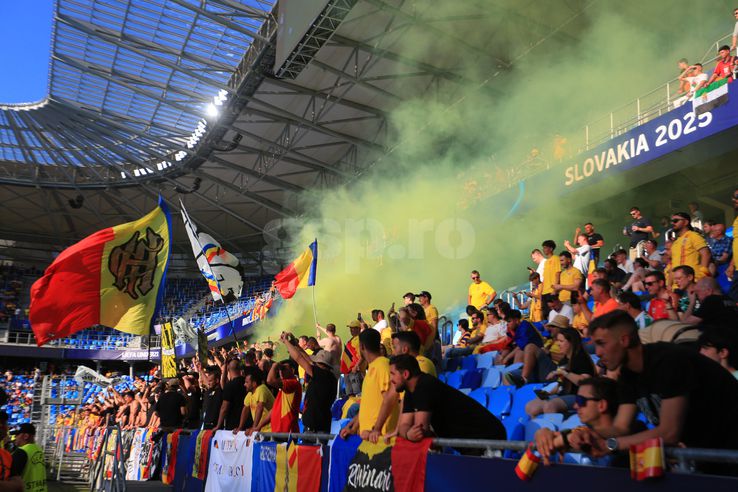 Fumigene aprinse de ultrașii de la Uniți sub tricolor la meciul Spania - România, de la Euro U21. Foto: Ionuț Iordache (GSP.RO)