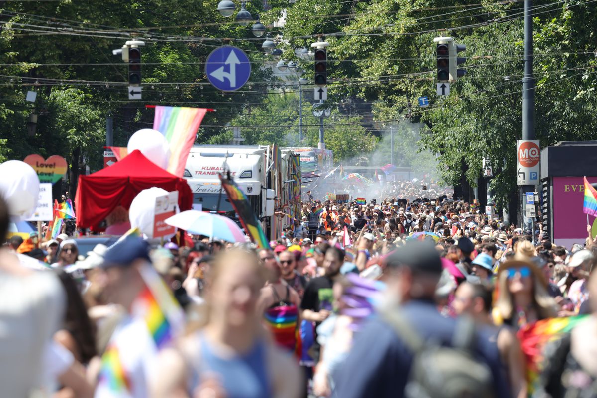 Gigi, unde e agheasma? Am asistat la Pride Vienna, unde am văzut oameni-câini, bărbați acoperiți doar cu... o șosetă, copii și mii de oameni în vestimentații excentrice