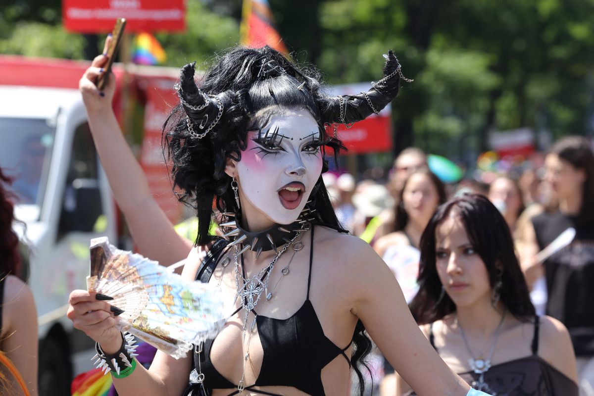 Gigi, unde e agheasma? Am asistat la Pride Vienna, unde am văzut oameni-câini, bărbați acoperiți doar cu... o șosetă, copii și mii de oameni în vestimentații excentrice