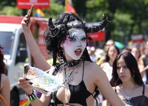 Gigi, unde e agheasma? Am asistat la Pride Vienna, unde am văzut oameni-câini, bărbați acoperiți doar cu... o șosetă, copii și mii de oameni în vestimentații excentrice