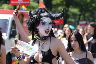 Gigi, unde e agheasma? Am asistat la Pride Vienna, unde am văzut oameni-câini, bărbați acoperiți doar cu... o șosetă, copii și mii de oameni în vestimentații excentrice