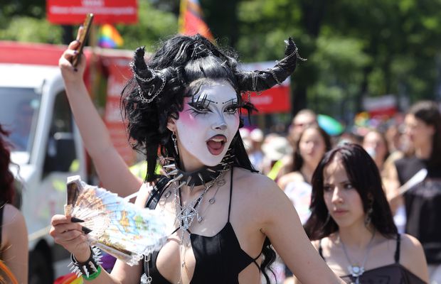 Gigi, unde e agheasma? Am asistat la Pride Vienna, unde am văzut oameni-câini, bărbați acoperiți doar cu... o șosetă, copii și mii de oameni în vestimentații excentrice