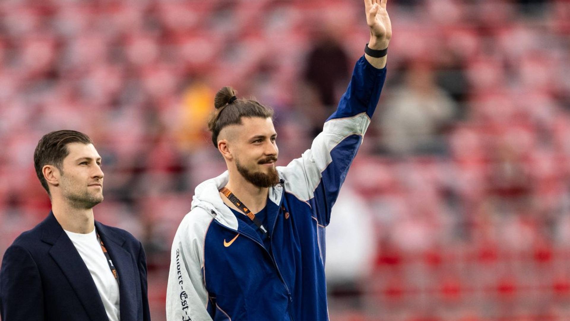 Radu Drăgușin în tricoul Tottenham pe teren, pregătit pentru meci, în contextul transferului și Juventus mercato. | sursa foto: Gazeta Sporturilor