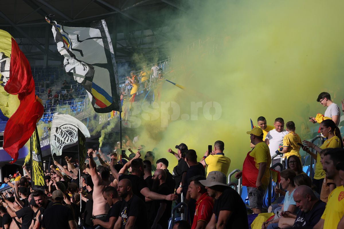 Au „colorat” stadionul din Bratislava! Ultrașii de la „Uniți sub tricolor”, show cu zeci de fumigene la meciul cu Spania