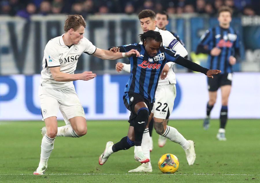 Ademola Lookman, într-un duel Atalanta - Napoli (sezonul 2024/2025) // FOTO: Getty Images După transferul lui De Bruyne, Napoli are în vizor un nou superstar