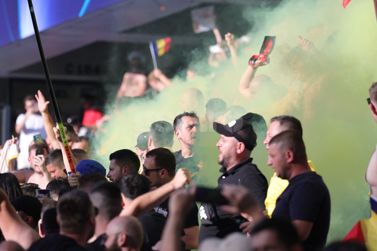 Au „colorat” stadionul din Bratislava! Ultrașii de la „Uniți sub tricolor”, show cu zeci de fumigene la meciul cu Spania