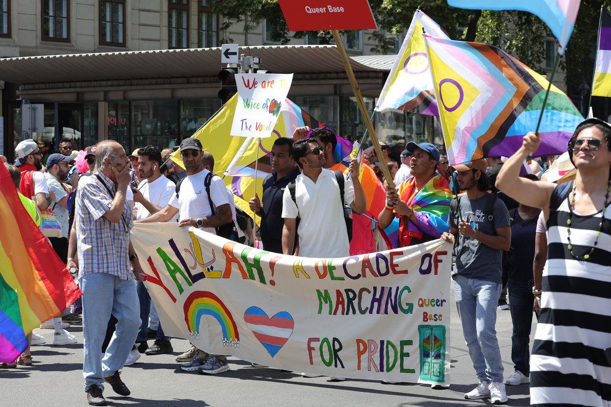 Gigi, unde e agheasma? Am asistat la Pride Vienna, unde am văzut oameni-câini, bărbați acoperiți doar cu... o șosetă, copii și mii de oameni în vestimentații excentrice