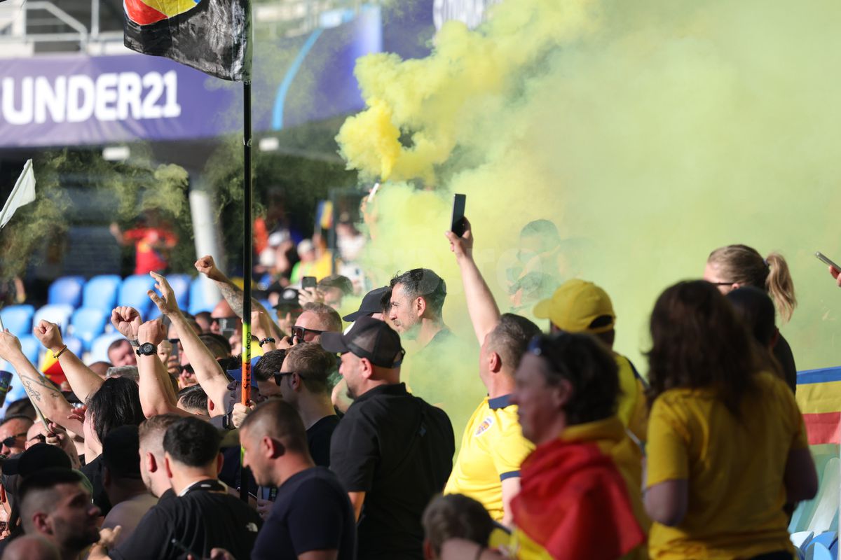 Au „colorat” stadionul din Bratislava! Ultrașii de la „Uniți sub tricolor”, show cu zeci de fumigene la meciul cu Spania