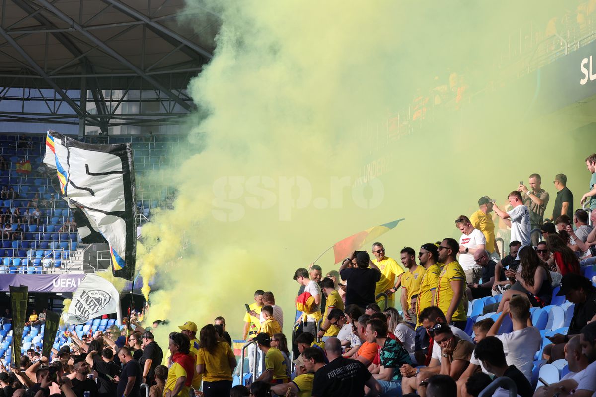 Au „colorat” stadionul din Bratislava! Ultrașii de la „Uniți sub tricolor”, show cu zeci de fumigene la meciul cu Spania