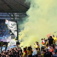 Fumigene aprinse de ultrașii de la Uniți sub tricolor la meciul Spania - România, de la Euro U21. Foto: Ionuț Iordache (GSP.RO)