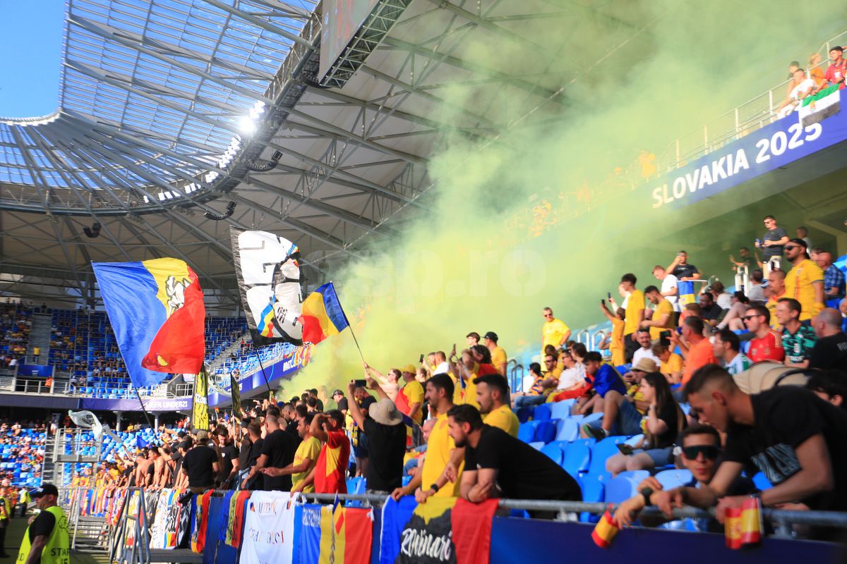 Au „colorat” stadionul din Bratislava! Ultrașii de la „Uniți sub tricolor”, show cu zeci de fumigene la meciul cu Spania