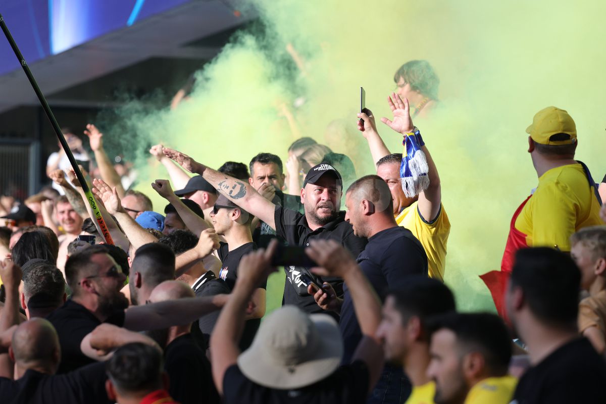 Au „colorat” stadionul din Bratislava! Ultrașii de la „Uniți sub tricolor”, show cu zeci de fumigene la meciul cu Spania