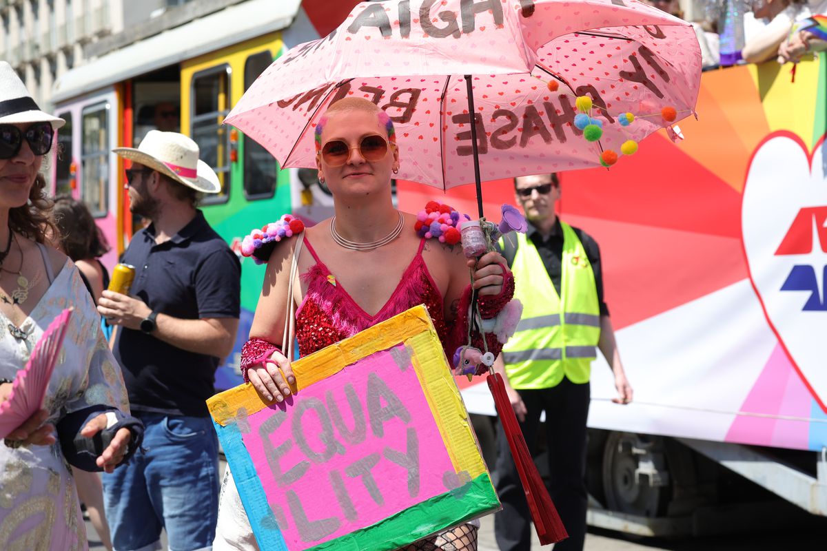 Gigi, unde e agheasma? Am asistat la Pride Vienna, unde am văzut oameni-câini, bărbați acoperiți doar cu... o șosetă, copii și mii de oameni în vestimentații excentrice