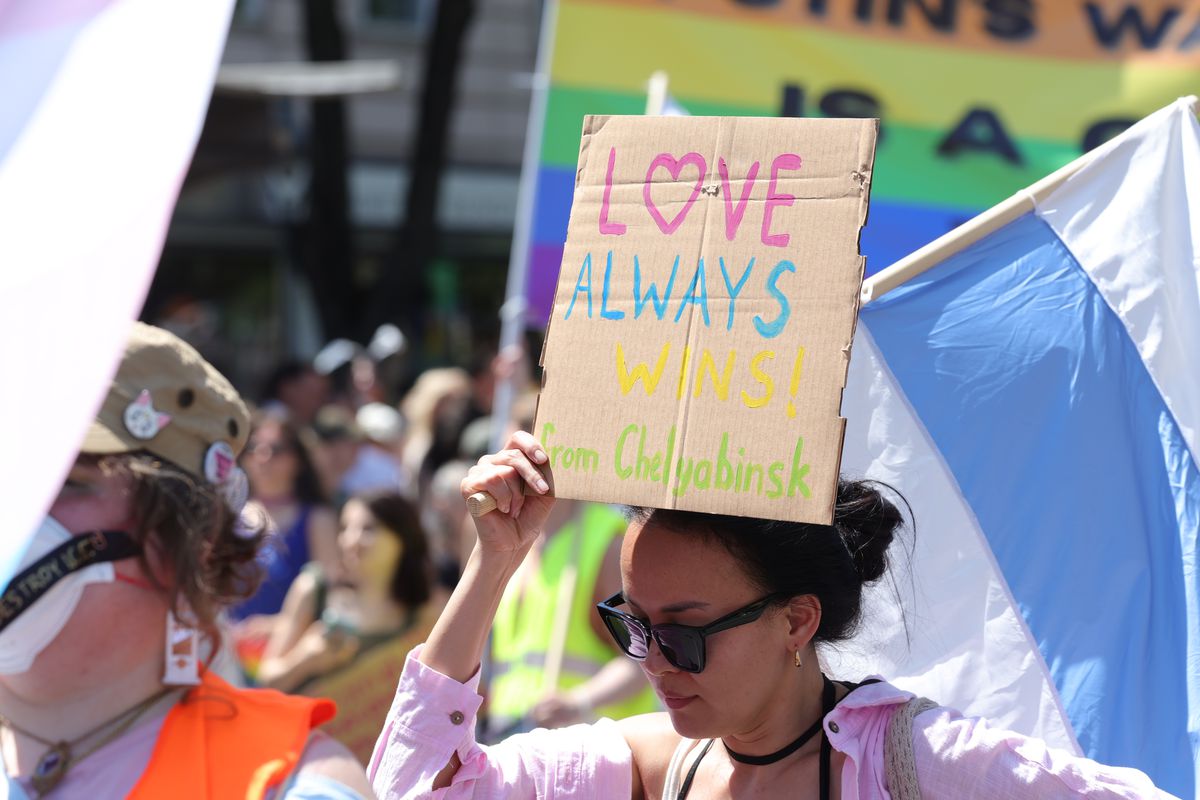 Gigi, unde e agheasma? Am asistat la Pride Vienna, unde am văzut oameni-câini, bărbați acoperiți doar cu... o șosetă, copii și mii de oameni în vestimentații excentrice