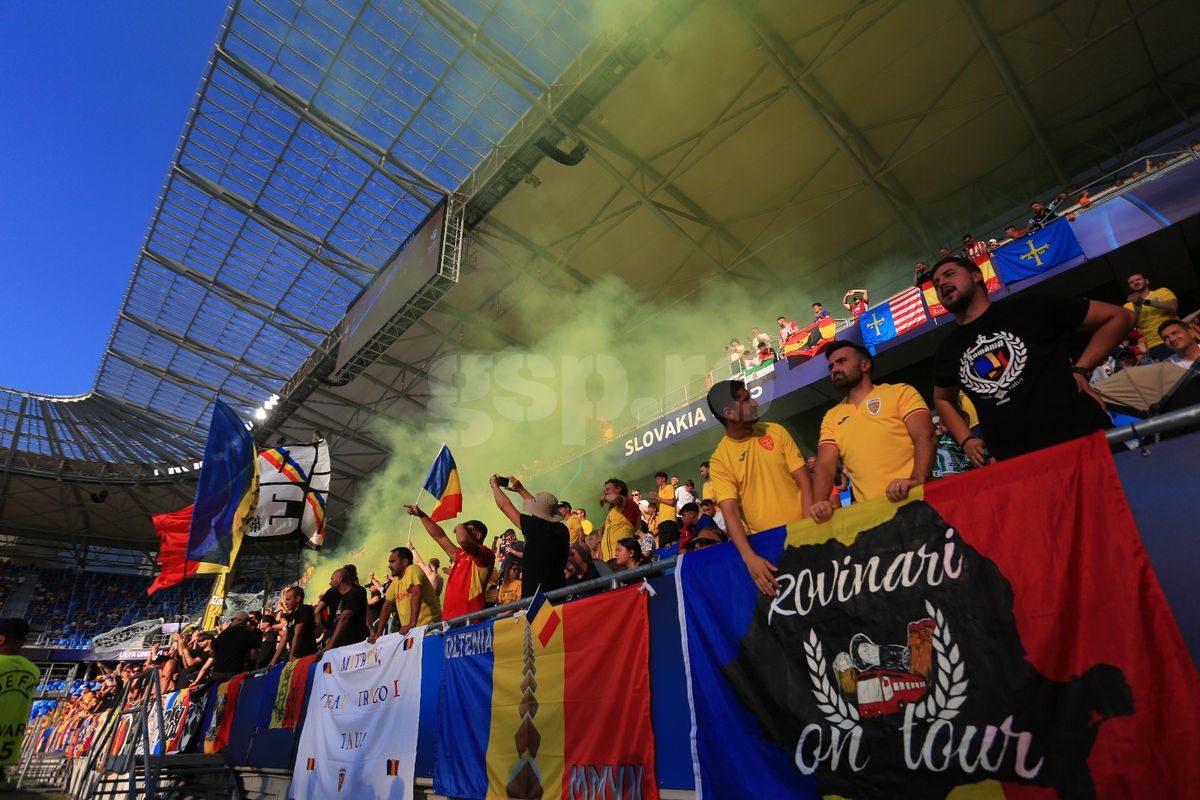 Au „colorat” stadionul din Bratislava! Ultrașii de la „Uniți sub tricolor”, show cu zeci de fumigene la meciul cu Spania