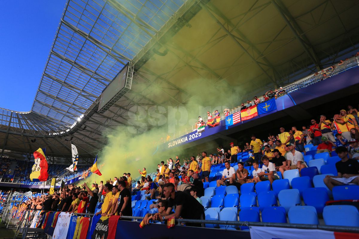 Au „colorat” stadionul din Bratislava! Ultrașii de la „Uniți sub tricolor”, show cu zeci de fumigene la meciul cu Spania
