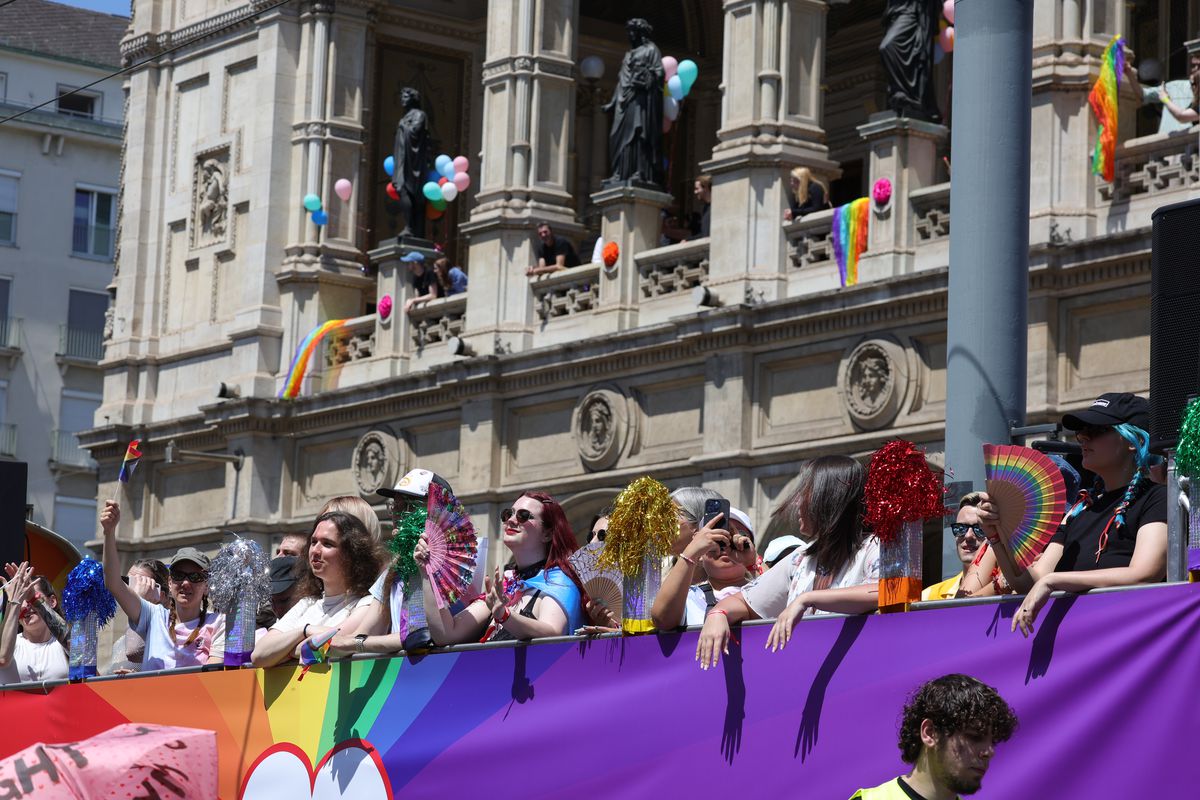 Gigi, unde e agheasma? Am asistat la Pride Vienna, unde am văzut oameni-câini, bărbați acoperiți doar cu... o șosetă, copii și mii de oameni în vestimentații excentrice