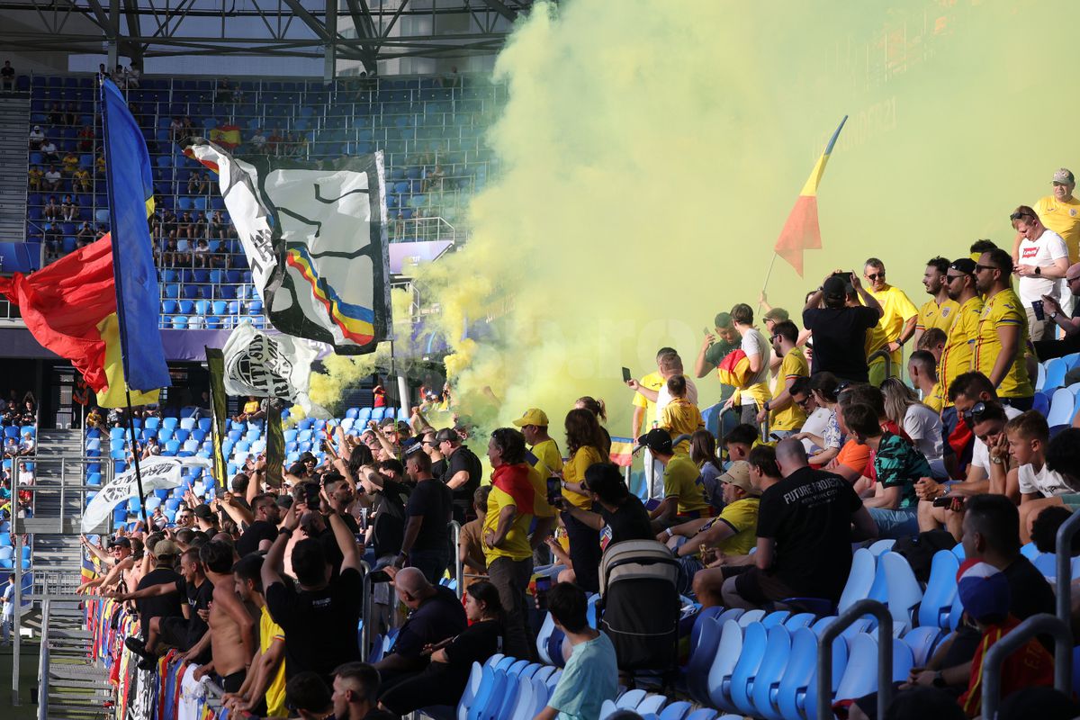 Au „colorat” stadionul din Bratislava! Ultrașii de la „Uniți sub tricolor”, show cu zeci de fumigene la meciul cu Spania