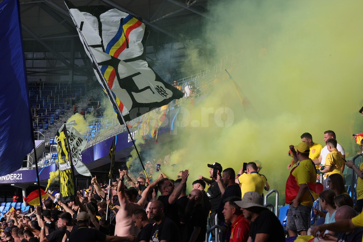 Au „colorat” stadionul din Bratislava! Ultrașii de la „Uniți sub tricolor”, show cu zeci de fumigene la meciul cu Spania