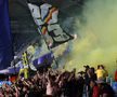 Fumigene aprinse de ultrașii de la Uniți sub tricolor la meciul Spania - România, de la Euro U21. Foto: Ionuț Iordache (GSP.RO)
