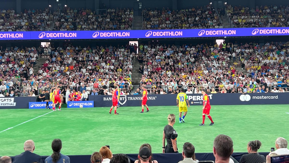 „Invitați-mă înapoi!” » La câteva ore după ce a jucat cu Adriano, Mutu și Sneijder la Cluj, Ronaldinho i-a descris pe români în 6 cuvinte