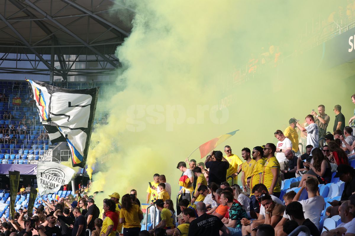 Au „colorat” stadionul din Bratislava! Ultrașii de la „Uniți sub tricolor”, show cu zeci de fumigene la meciul cu Spania