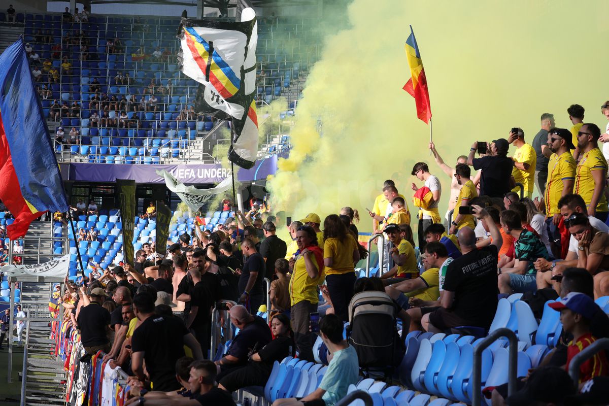 Au „colorat” stadionul din Bratislava! Ultrașii de la „Uniți sub tricolor”, show cu zeci de fumigene la meciul cu Spania