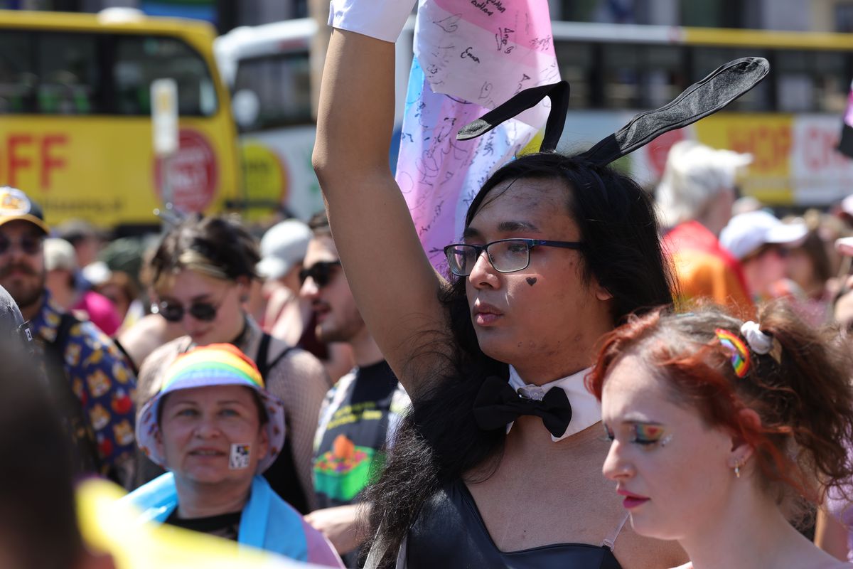 Gigi, unde e agheasma? Am asistat la Pride Vienna, unde am văzut oameni-câini, bărbați acoperiți doar cu... o șosetă, copii și mii de oameni în vestimentații excentrice