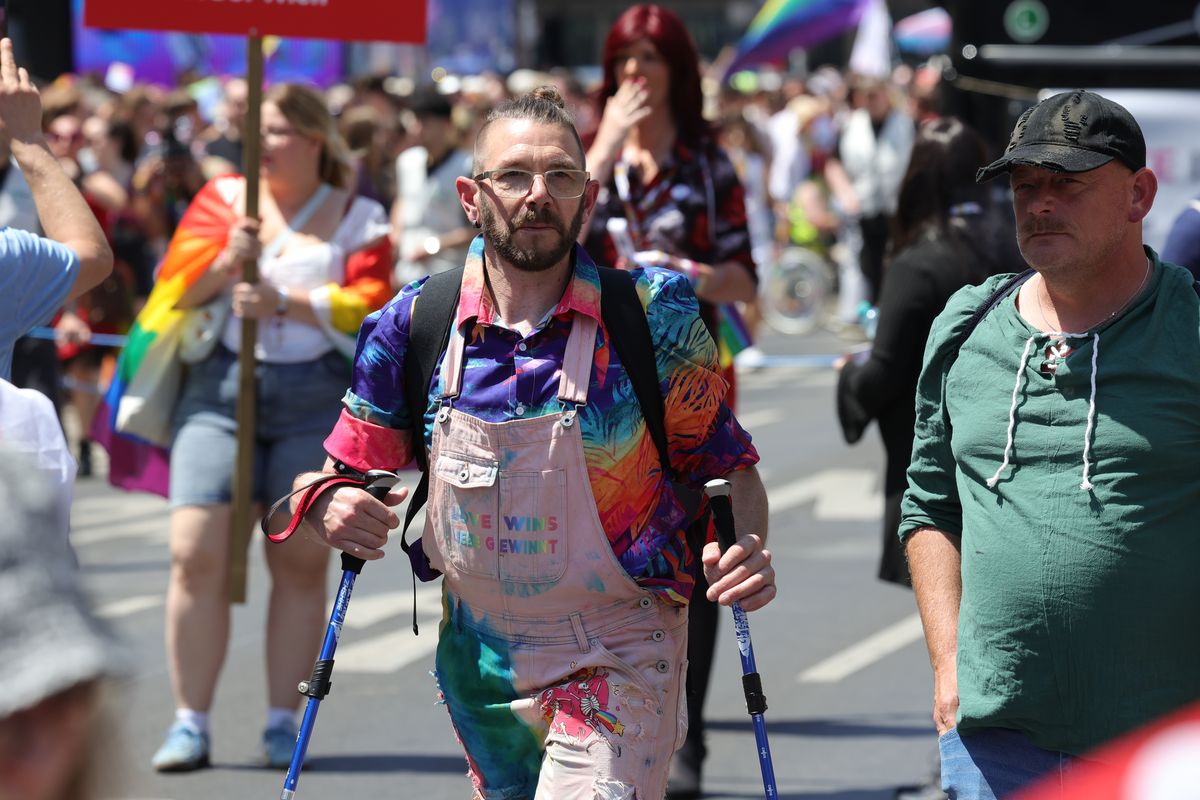 Gigi, unde e agheasma? Am asistat la Pride Vienna, unde am văzut oameni-câini, bărbați acoperiți doar cu... o șosetă, copii și mii de oameni în vestimentații excentrice