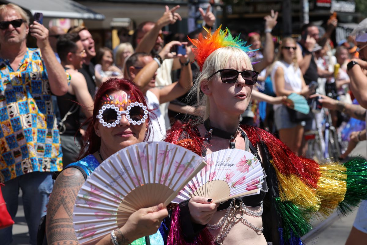 Gigi, unde e agheasma? Am asistat la Pride Vienna, unde am văzut oameni-câini, bărbați acoperiți doar cu... o șosetă, copii și mii de oameni în vestimentații excentrice