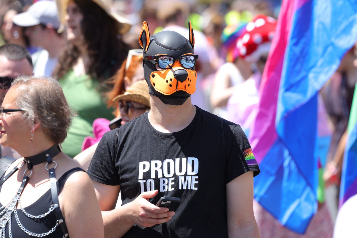 Gigi, unde e agheasma? Am asistat la Pride Vienna, unde am văzut oameni-câini, bărbați acoperiți doar cu... o șosetă, copii și mii de oameni în vestimentații excentrice