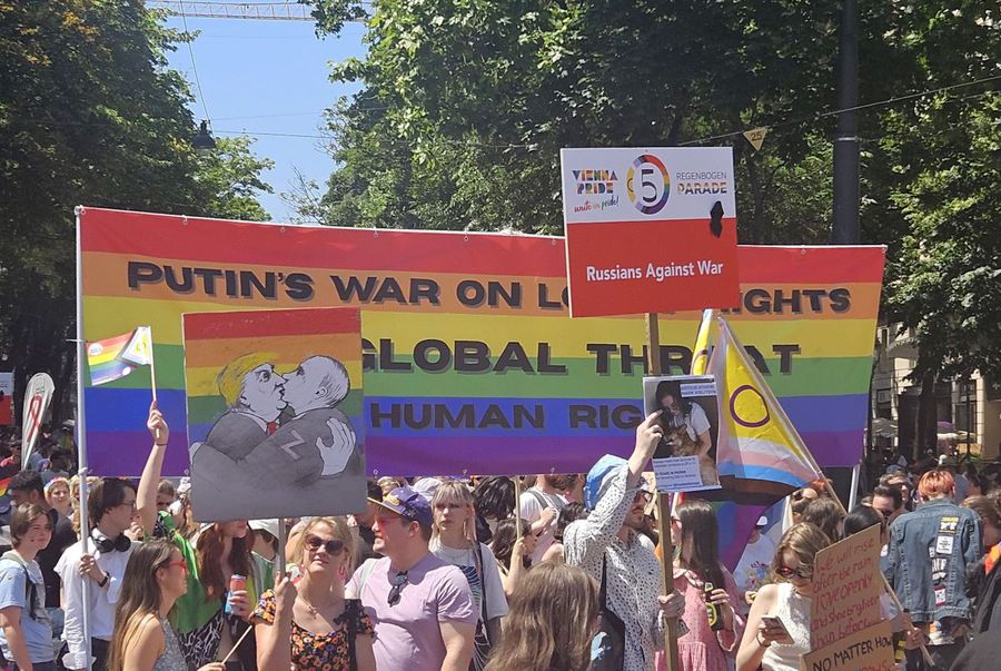 Gigi, unde e agheasma? Am asistat la Pride Vienna, unde am văzut oameni-câini, bărbați acoperiți doar cu... o șosetă, copii și mii de oameni în vestimentații excentrice