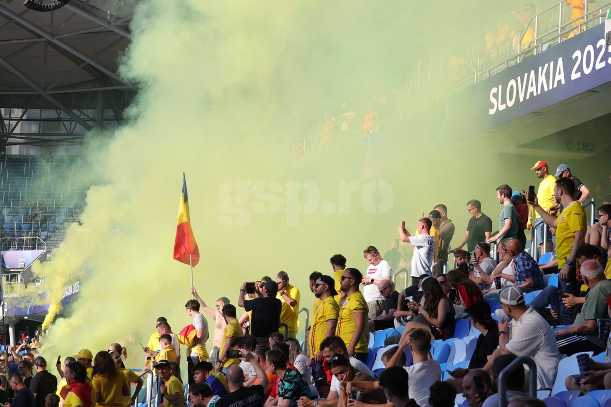 Au „colorat” stadionul din Bratislava! Ultrașii de la „Uniți sub tricolor”, show cu zeci de fumigene la meciul cu Spania