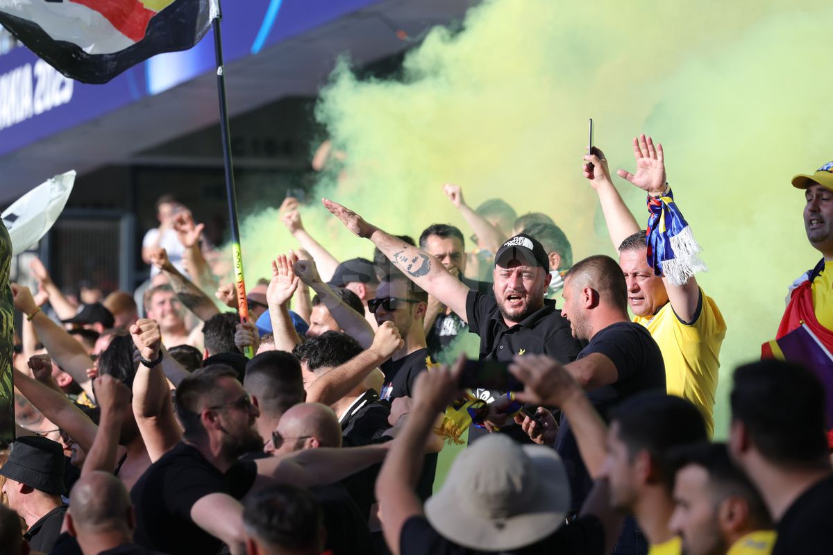 Au „colorat” stadionul din Bratislava! Ultrașii de la „Uniți sub tricolor”, show cu zeci de fumigene la meciul cu Spania
