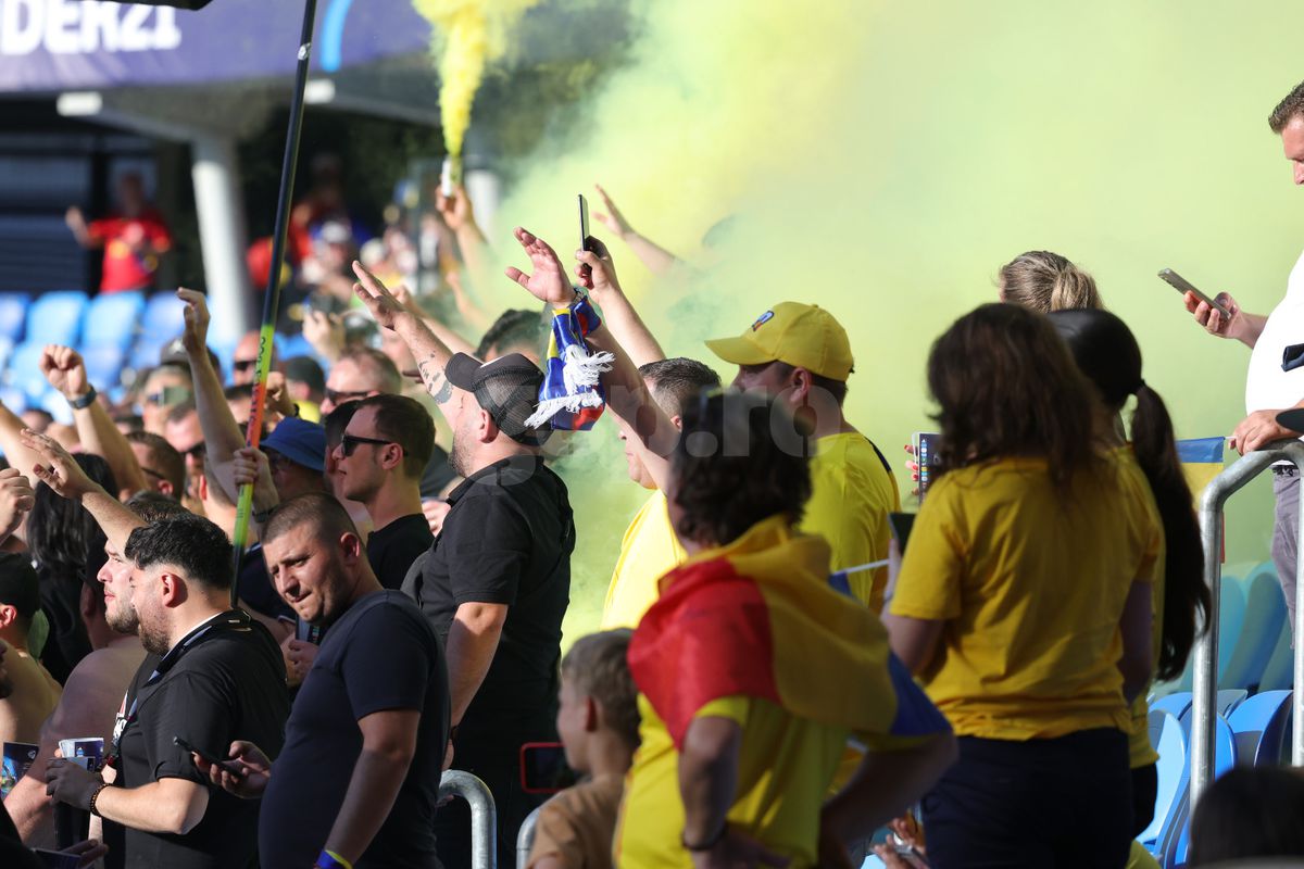Au „colorat” stadionul din Bratislava! Ultrașii de la „Uniți sub tricolor”, show cu zeci de fumigene la meciul cu Spania