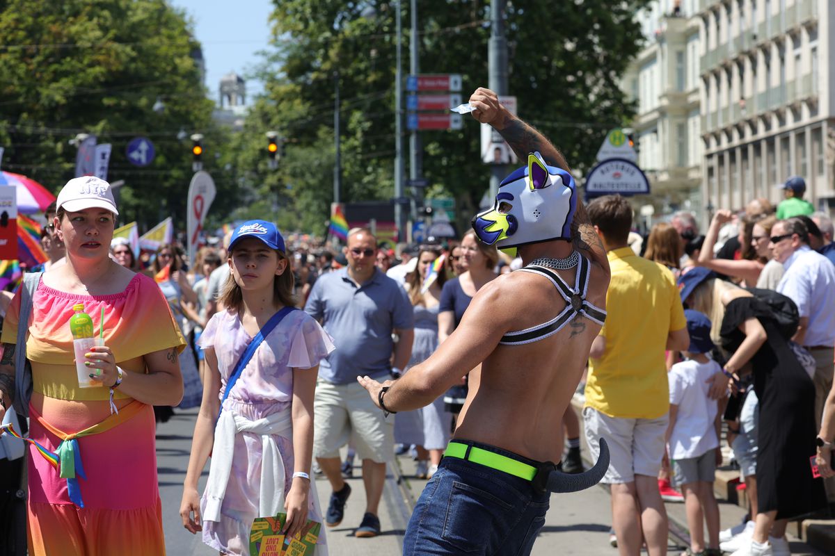Gigi, unde e agheasma? Am asistat la Pride Vienna, unde am văzut oameni-câini, bărbați acoperiți doar cu... o șosetă, copii și mii de oameni în vestimentații excentrice
