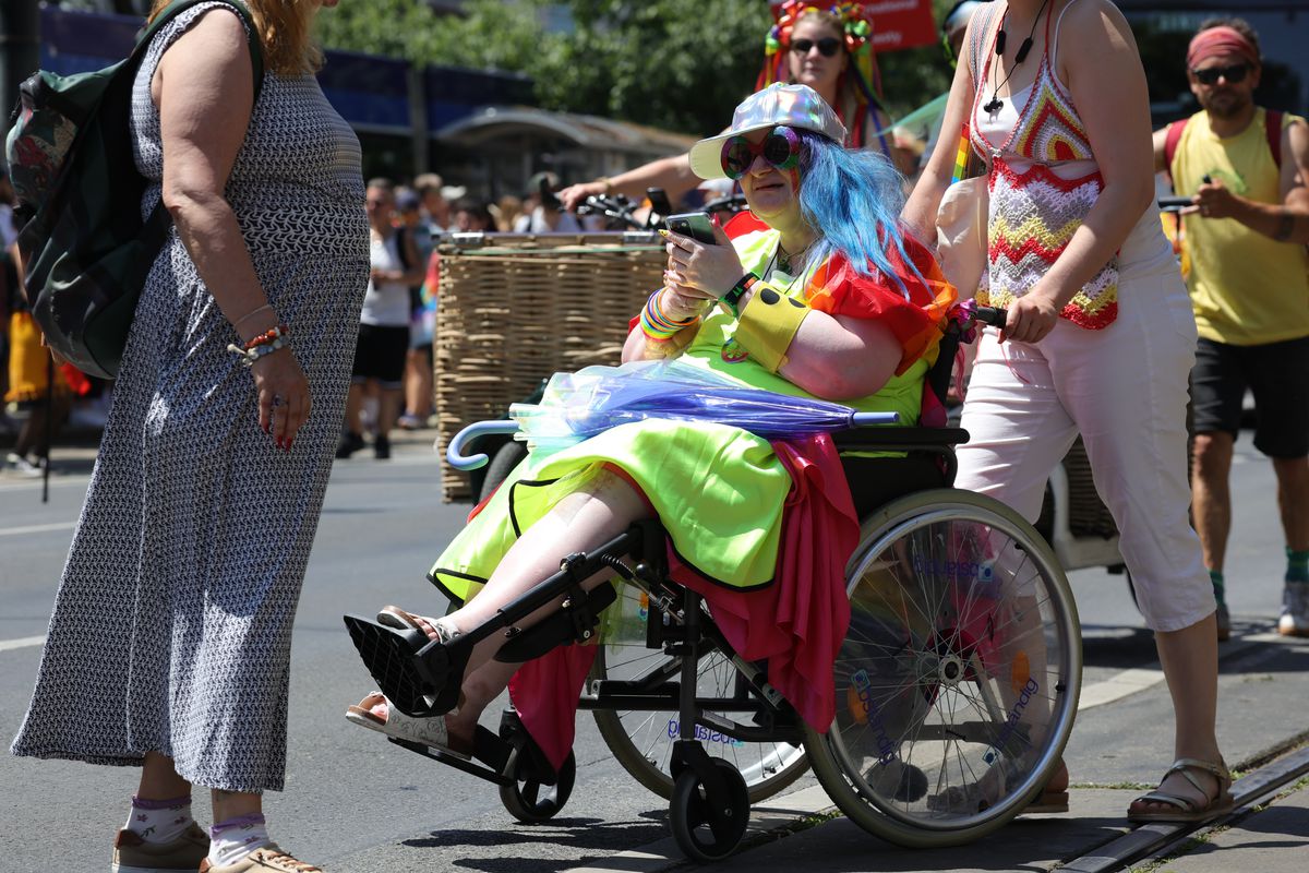 Gigi, unde e agheasma? Am asistat la Pride Vienna, unde am văzut oameni-câini, bărbați acoperiți doar cu... o șosetă, copii și mii de oameni în vestimentații excentrice