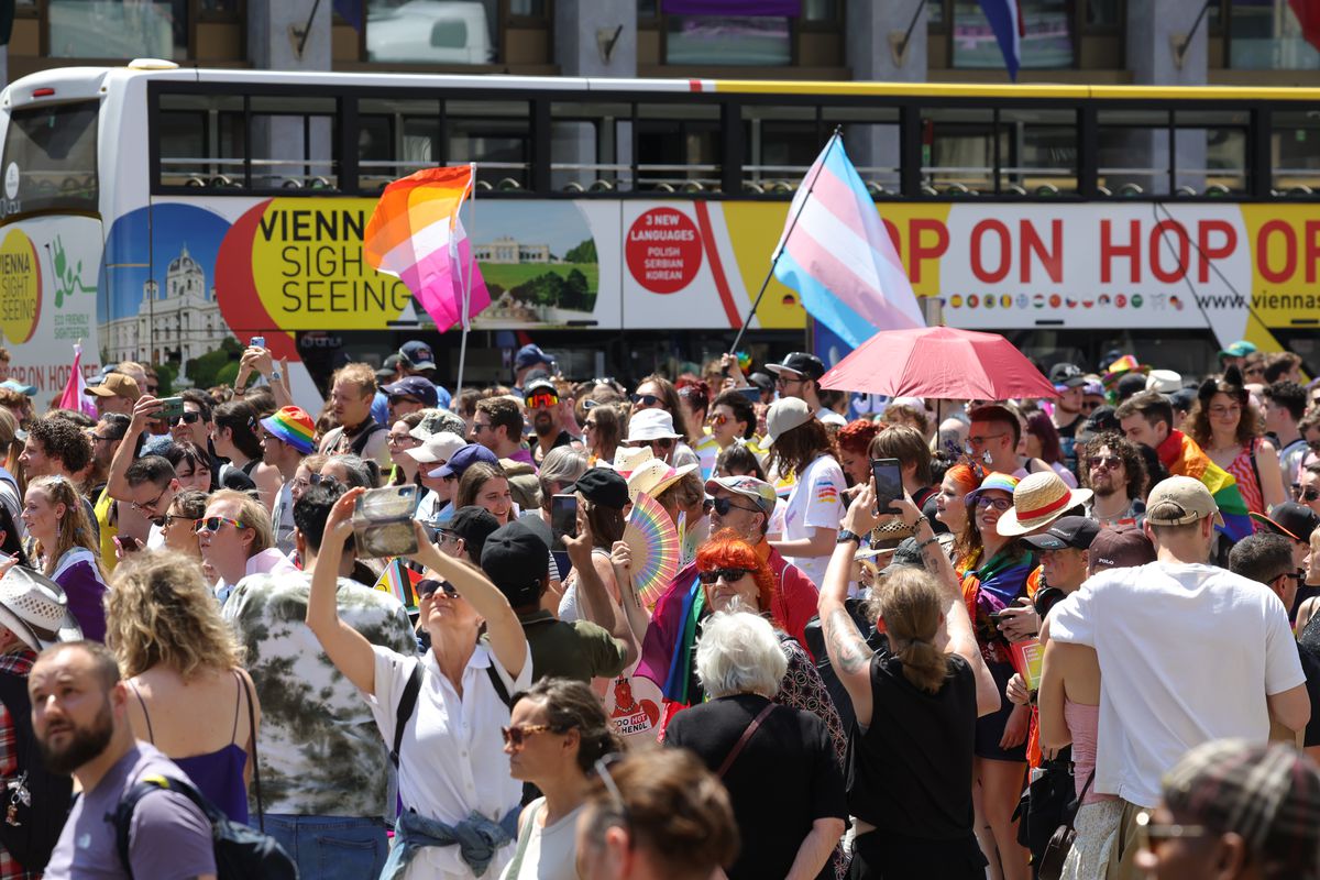 Gigi, unde e agheasma? Am asistat la Pride Vienna, unde am văzut oameni-câini, bărbați acoperiți doar cu... o șosetă, copii și mii de oameni în vestimentații excentrice