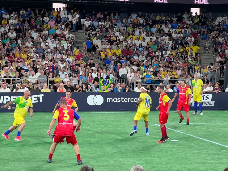 Ronaldinho și prietenii fac spectacol în BTarena