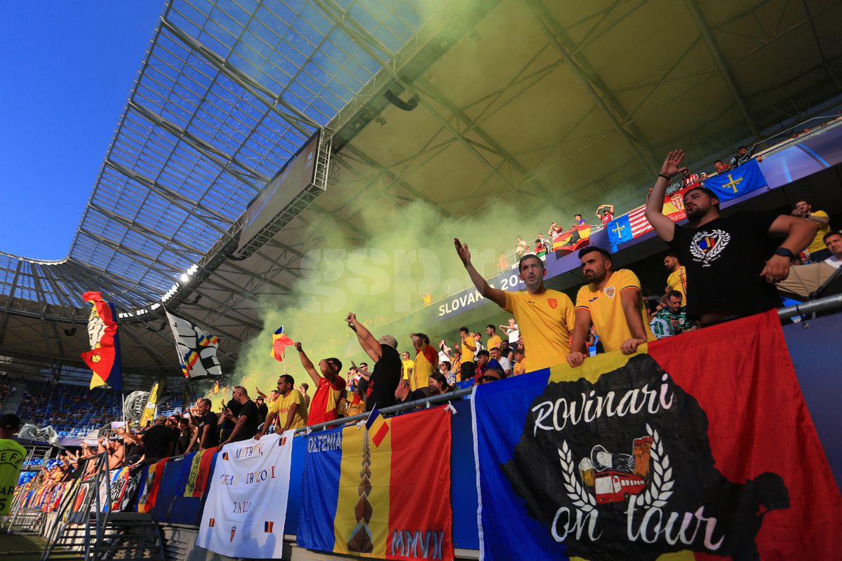 Au „colorat” stadionul din Bratislava! Ultrașii de la „Uniți sub tricolor”, show cu zeci de fumigene la meciul cu Spania