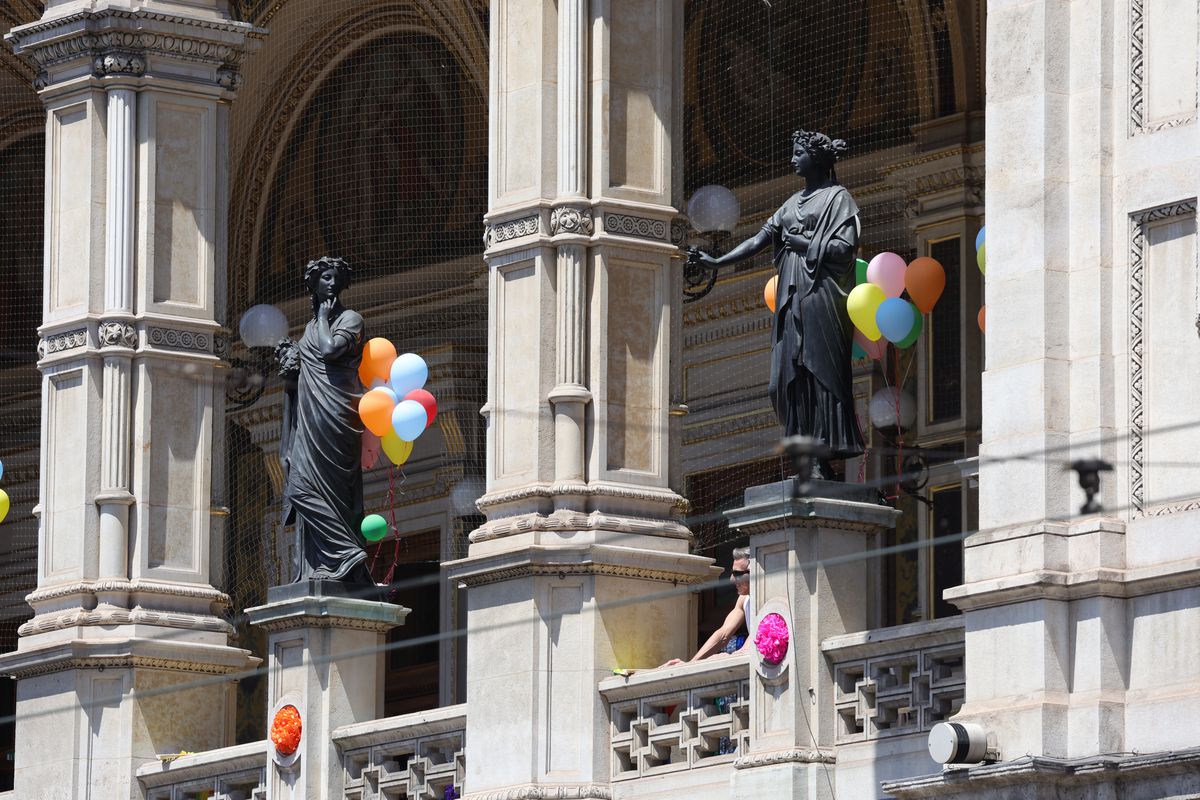 Gigi, unde e agheasma? Am asistat la Pride Vienna, unde am văzut oameni-câini, bărbați acoperiți doar cu... o șosetă, copii și mii de oameni în vestimentații excentrice