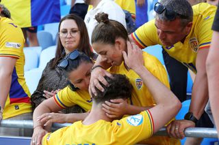 Imaginile turneului?! „Tricolorul” consolat de toată familia după înfrângerea României U21 cu Spania: scene emoționante surprinse de reporterii GSP