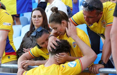 Imaginile turneului?! „Tricolorul” consolat de toată familia după înfrângerea României U21 cu Spania: scene emoționante surprinse de reporterii GSP