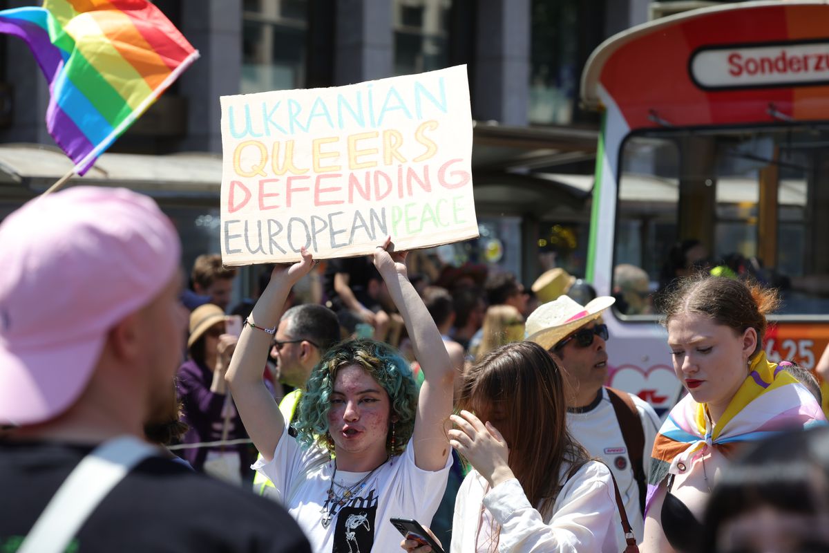 Gigi, unde e agheasma? Am asistat la Pride Vienna, unde am văzut oameni-câini, bărbați acoperiți doar cu... o șosetă, copii și mii de oameni în vestimentații excentrice