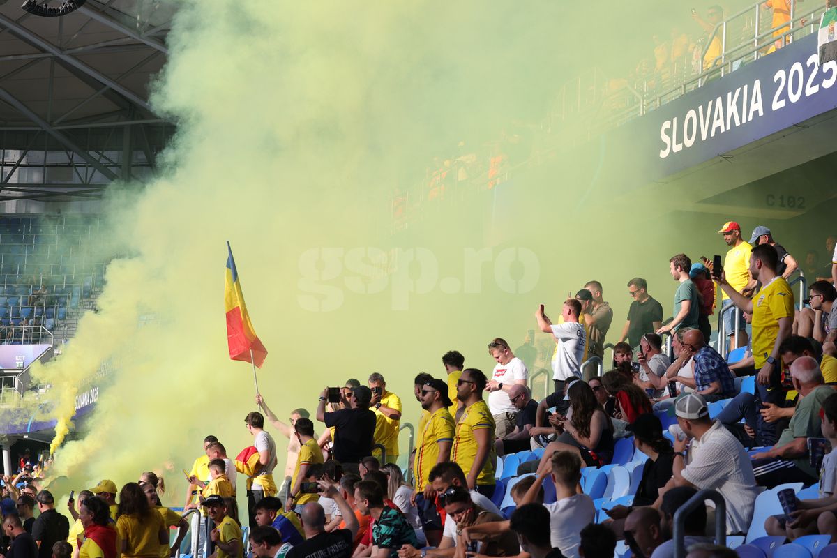 Au „colorat” stadionul din Bratislava! Ultrașii de la „Uniți sub tricolor”, show cu zeci de fumigene la meciul cu Spania