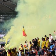 Fumigene aprinse de ultrașii de la Uniți sub tricolor la meciul Spania - România, de la Euro U21. Foto: Ionuț Iordache (GSP.RO)