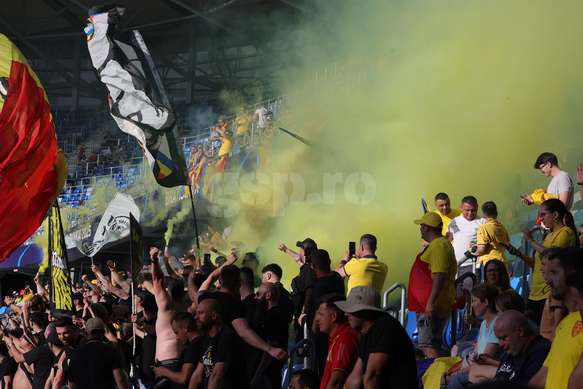 Au „colorat” stadionul din Bratislava! Ultrașii de la „Uniți sub tricolor”, show cu zeci de fumigene la meciul cu Spania