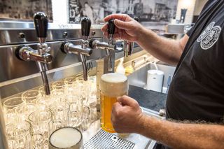 Noroc, „tricolorilor”! Am vizitat cea mai veche berărie din Bratislava, chiar lângă hotelul echipei naționale